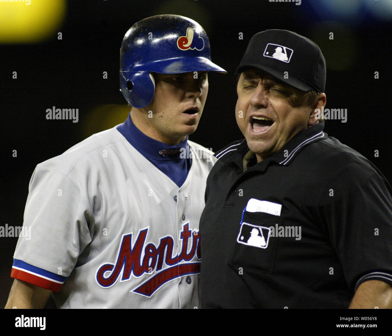 Montreal Expos' Brad Wilkerson Wörter durch Home Plate Umpire Charlie Reliford, nachdem er von Seattle's Mariner Jamie Moyer im siebten Inning im Safeco Field von Seattle angeschlagen wurde am 12. Juni 2004. (UPI Foto/Jim Bryant) Stockfoto