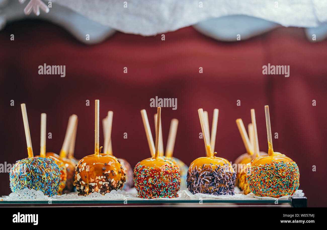 Äpfel in Karamell und Streuseln. Süßes Dessert auf einem Stock. Street Food. Selektiver Fokus Stockfoto