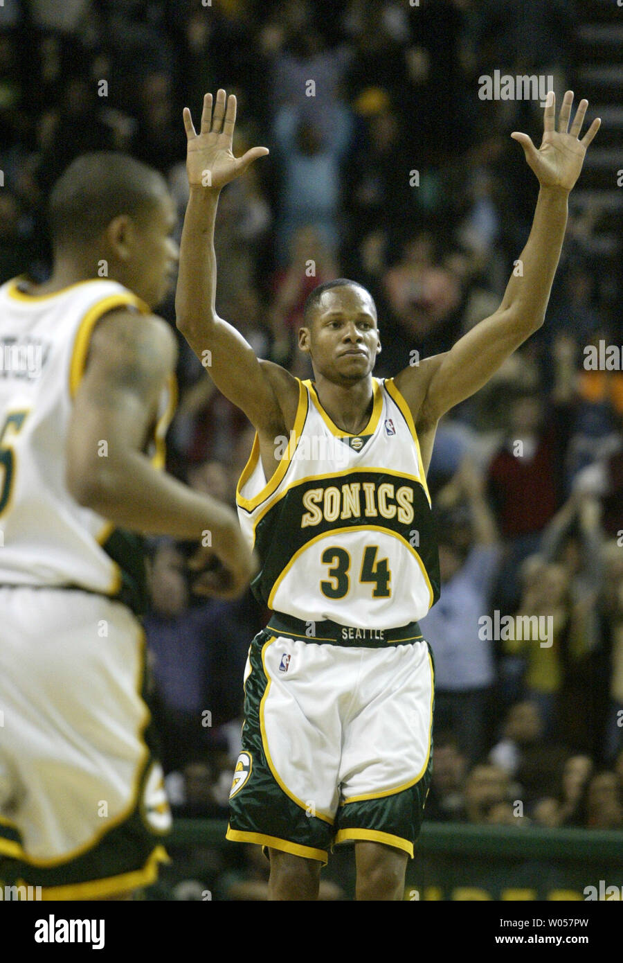 Seattle Supersonics" Ray Allen (34) wirft seine Arme im zweiten Quartal nach dem Aufschlagen der einzelnen Jahreszeit drei-Punkt Datensatz mit 268 in der Key Arena in Seattle am 19. April 2006. Earl Watson, Links, fed Allen die Kugel für die 3-Punkt spielen. (UPI Foto/Jim Bryant) Stockfoto