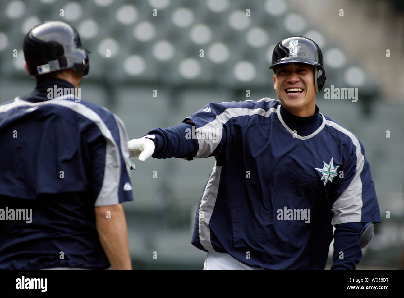 Seattle Mariners' Kenji Johjima, rechts, und Ichiro Suzuki von Japan Witz um, während sie darauf warten, schlagende Praxis vor dem Spiel gegen die New York Yankees im Safeco Field von Seattle am 11. Mai 2007 zu nehmen. (UPI Foto/Jim Bryant) Stockfoto