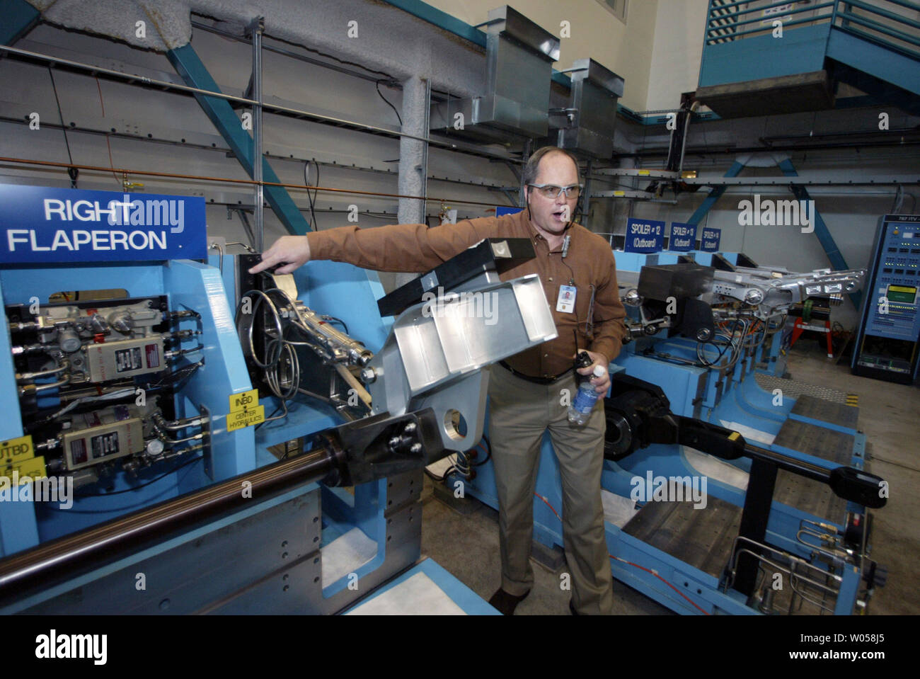 Len Inderhess, Flight Controls Engineer, erklärt die neueste Technologie in hydraulischen Systemen für den 787 Dreamliner, die durch Tests bei Boeing in Seattle am 22. Mai 2007. Die elektrischen und hydraulischen Systeme für den neuen Boeing 787 Dreamliner Flugzeuge werden an der Everett Anlage im August 2007 installiert werden. (UPI Foto/Jim Bryant) Stockfoto