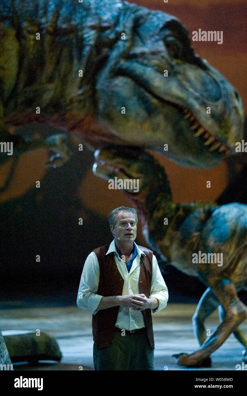 Jonathan Bliss, der schildert Huxley, der Paläontologe, spricht mit dem Publikum als ein Tyrannonsurus Rex Mutter kümmert sich um das Baby auf dem Tacoma Dome in Tacoma, Washington am 11. Juli 2007. 15 Dinosaurier, die die Erde etwa 208 Millionen Jahren durchstreifte, haben wieder zum Leben über LKW-Batterien, Hydraulik und Puppenspieler in der 90-minütigen Show brachte, "Gehen mit Dinosaurieren - die Live erleben", die auf der preisgekrönten BBC-Fernsehserie weg getreten sind es sieben Stadt Sommer tour in den USA und Kanada. (UPI Foto/Jim Bryant) Stockfoto