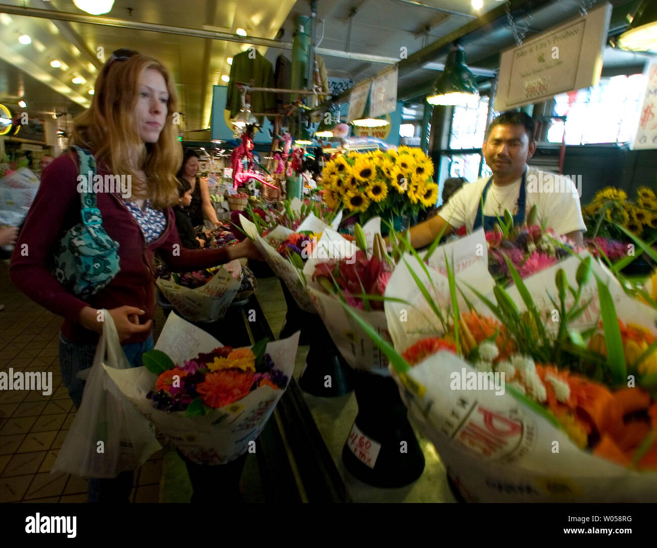 Sally Edwards sieht über riesige Trauben von bunten Blüten zu Schnäppchen Preisen am Pike Place Market in Seattle verkauft am 17. August 2007. Edwards war die Teilnahme an der 100-Jahr-Feier der Markt und beschloss, als auch zu kaufen. Seit über einem Jahrhundert ist die Pike Place Market, eine Stadt Institution geworden und eine nationale Attraktion, die mehr als eine Million Touristen pro Jahr. (UPI Foto/Jim Bryant) Stockfoto