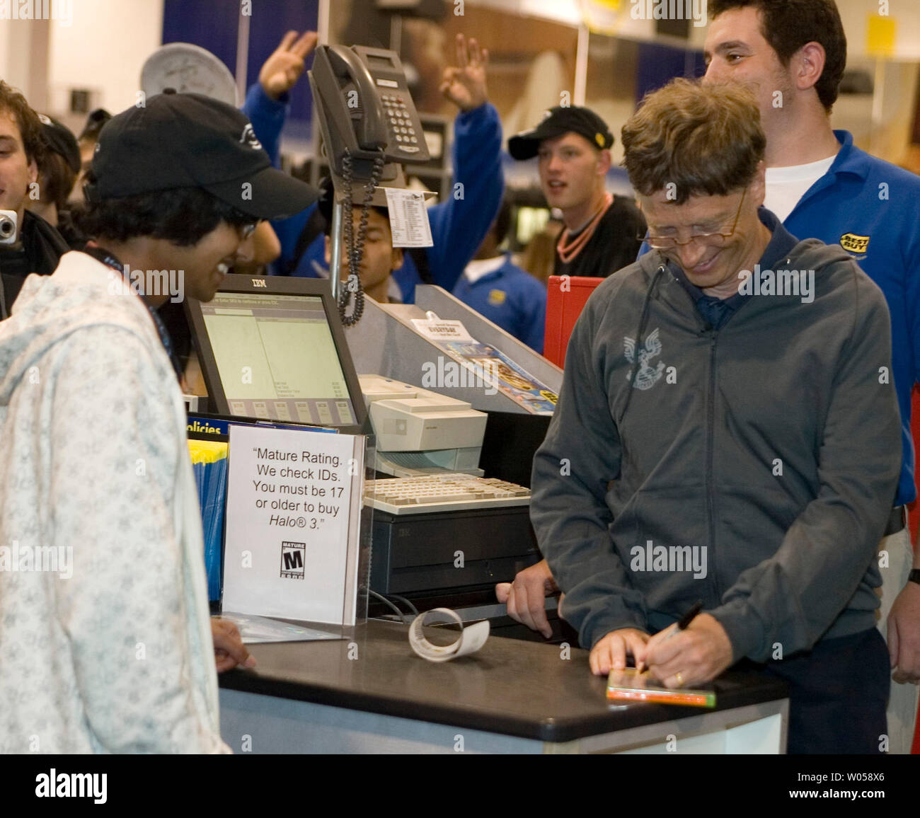 Bill Gates, Gründer von Microsoft (R) unterzeichnet die erste Kopie von Halo 3 zu Ritesh David verkauft bei Best Buy in Bellevue, Washington am 25. September 2007. Ausgewählten besten Läden in New York City und Seattle, Gamestop in Los Angeles und Circuit City in Miami kaufen Waren unter 10.000 Einzelhändler in den Vereinigten Staaten, die ihre Türen um Mitternacht geöffnet Microsofts Sci-Fi-Spiel zu verkaufen, ein sechs Jahre Franchise, hat online Shootouts revolutioniert. (UPI Foto/Jim Bryant) Stockfoto