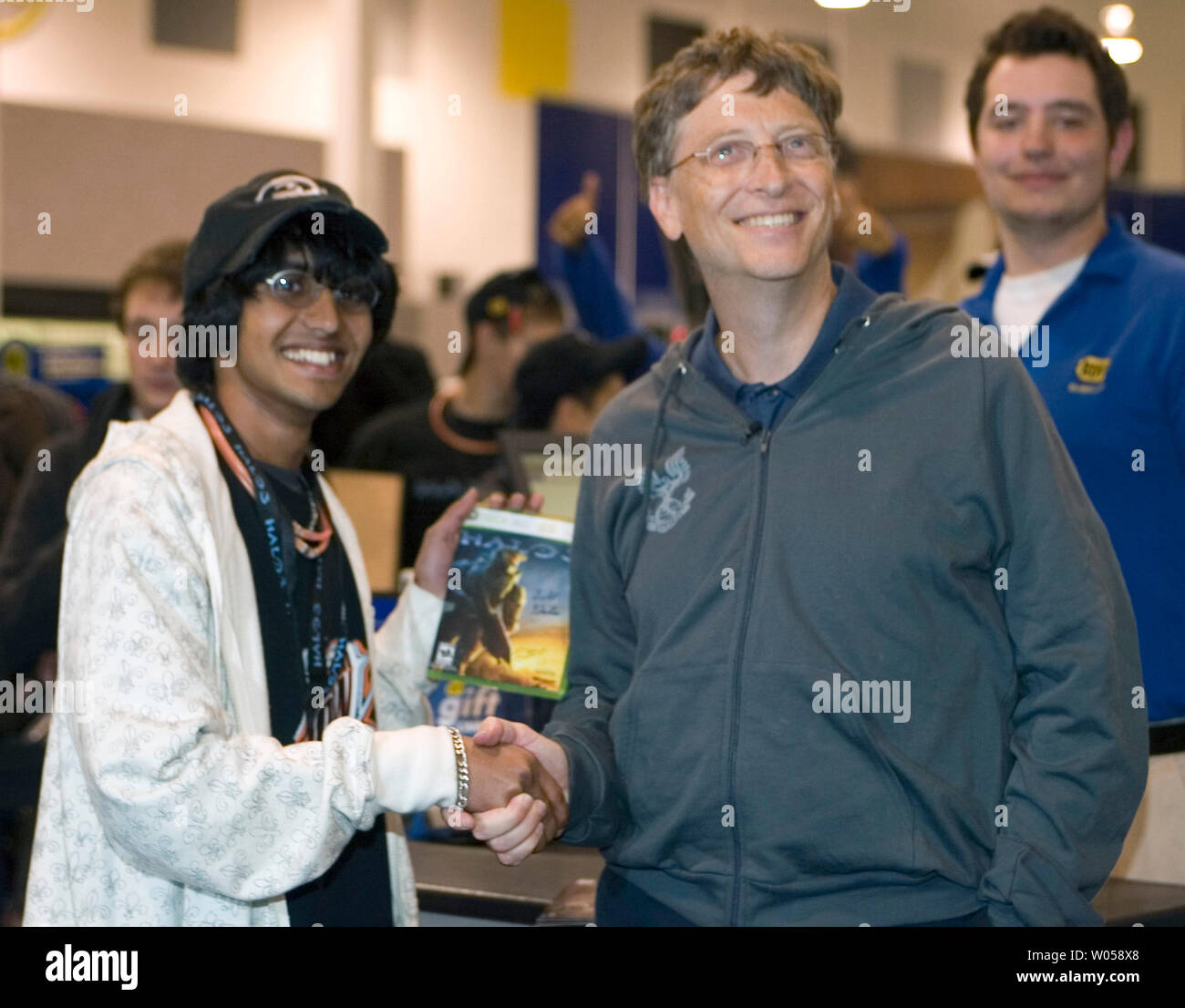 Ritesh Davis, (L) schüttelt Hände mit Bill Gates, Gründer von Microsoft, während die weltweite Veröffentlichung von Halo 3 bei Best Buy in Bellevue, Washington am 25. September 2007. Ausgewählten besten Läden in New York City und Seattle, Gamestop in Los Angeles und Circuit City in Miami kaufen Waren unter 10.000 Einzelhändler in den Vereinigten Staaten, die ihre Türen um Mitternacht geöffnet Microsofts Sci-Fi-Spiel zu verkaufen, ein sechs Jahre Franchise, hat online Shootouts revolutioniert. (UPI Foto/Jim Bryant) Stockfoto