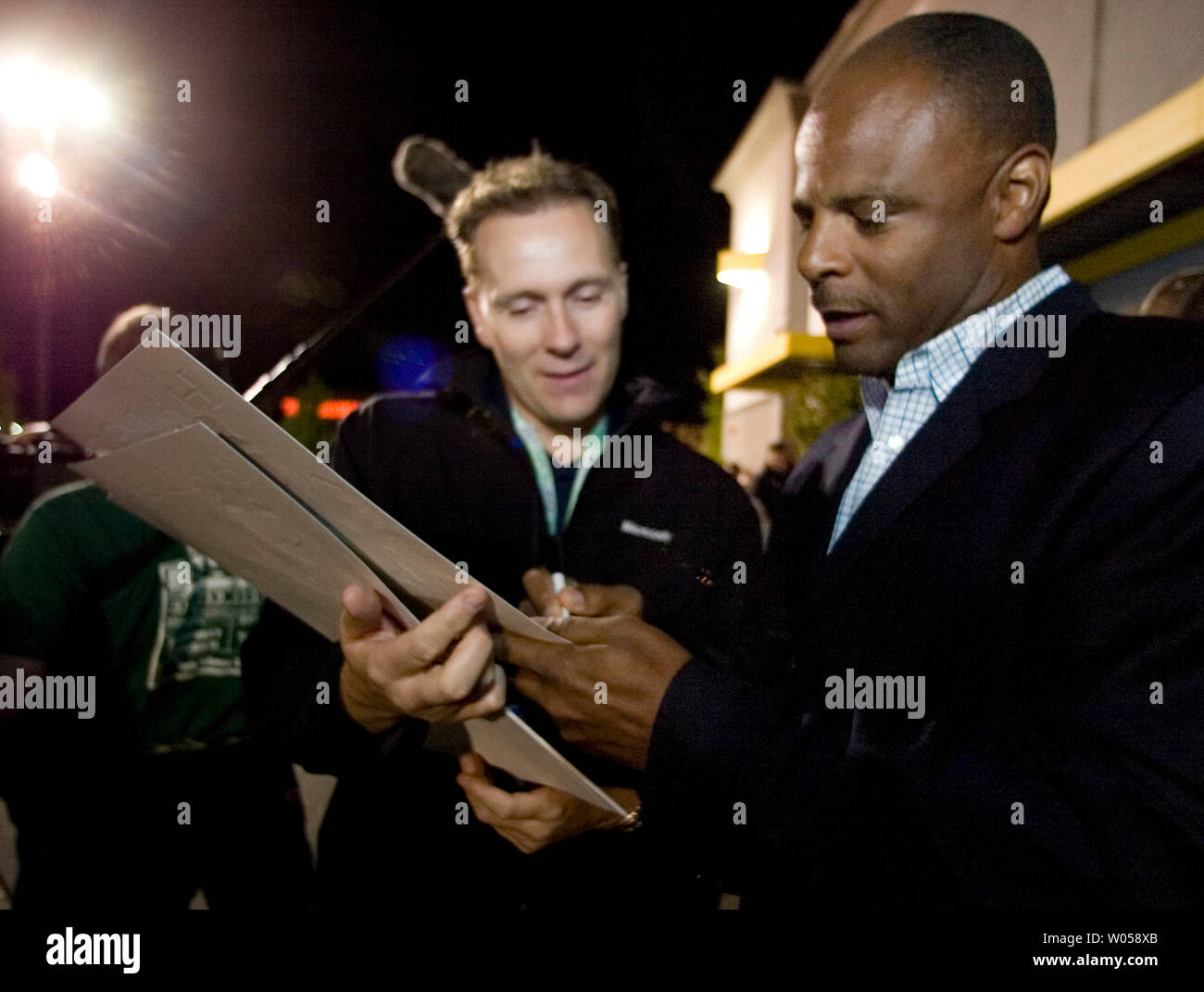 Ehemalige pro Quarterback und Football Hall of Famer Warren Moon (R) Autogramme ein Plakat für Pete Carels während die weltweite Veröffentlichung von Halo 3 bei Best Buy in Bellevue, Washington am 25. September 2007. Ausgewählten besten Läden in New York City und Seattle, Gamestop in Los Angeles und Circuit City in Miami kaufen Waren unter 10.000 Einzelhändler in den Vereinigten Staaten, die ihre Türen um Mitternacht geöffnet Microsofts Sci-Fi-Spiel zu verkaufen, ein sechs Jahre Franchise, hat online Shootouts revolutioniert. (UPI Foto/Jim Bryant) Stockfoto