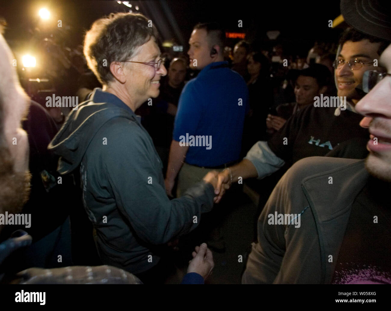 Bill Gates, Gründer von Microsoft (M) grüsst videogamers Während die weltweite Veröffentlichung von Halo 3 bei Best Buy in Bellevue, Washington am 25. September 2007. Ausgewählten besten Läden in New York City und Seattle, Gamestop in Los Angeles und Circuit City in Miami kaufen Waren unter 10.000 Einzelhändler in den Vereinigten Staaten, die ihre Türen um Mitternacht geöffnet Microsofts Sci-Fi-Spiel zu verkaufen, ein sechs Jahre Franchise, hat online Shootouts revolutioniert. (UPI Foto/Jim Bryant) Stockfoto