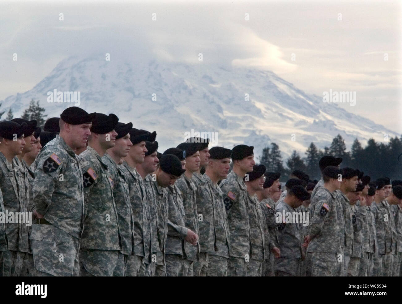 Unter dem Hintergrund der Mt. Rainier, 3. Brigade, 2 Infanterie Division Soldaten warten Willkommen zu Hause Zeremonie am Fort Lewis in Tacoma, Washington am 11. Oktober 2007 zu beginnen. Soldaten aus dem 3 Stryker Brigade im Irak von Juni 2006 bis September 2007 bereitgestellt. (UPI Foto/Jim Bryant) Stockfoto