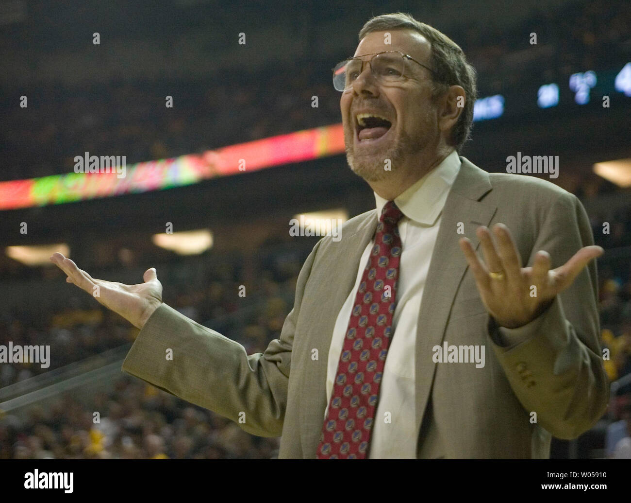 Seattle Supersonics' Head Coach P.J. Carlesimo bittet Schiedsrichter für regelwidriges Aufruf gegen die Phoenix Suns in der ersten Hälfte in der Key Arena in Seattle am 1. November 2007. Der Sonics zurück zu den Arena für Ihren 41. und vielleicht letzte Hauptöffner da Sonics Vorsitzender Clay Bennett's Bedrohung das Team nach dieser Saison in seine Heimatstadt Oklahoma City bewegen, wenn eine neue Arena nicht gebaut ist. (UPI Foto/Jim Bryant) Stockfoto