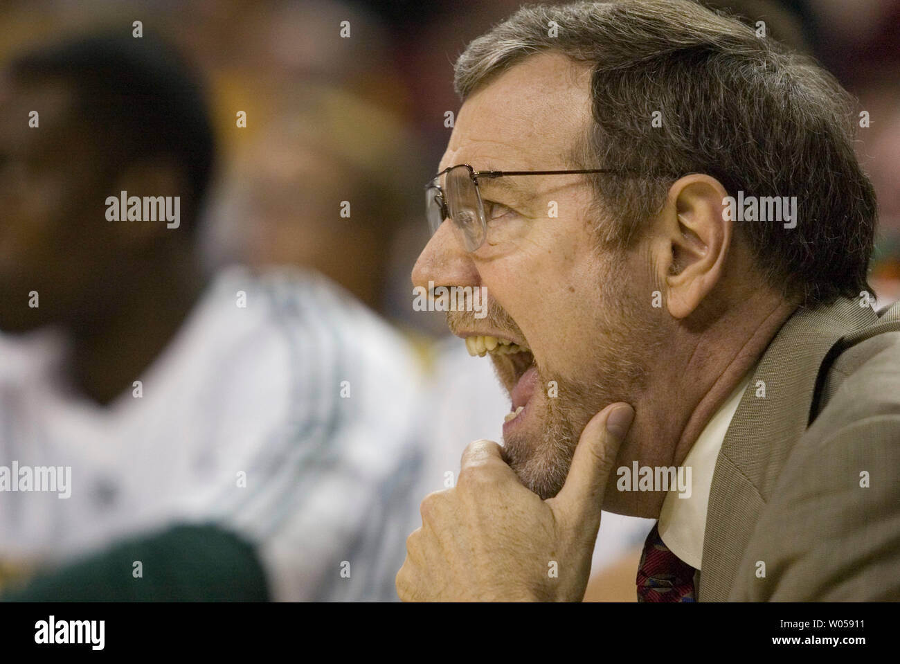 Seattle Supersonics' Head Coach P.J. Carlesimo schreit von der Seitenlinie in ihrem Spiel gegen die Phoenix Suns in der ersten Hälfte in der Key Arena in Seattle am 1. November 2007. Der Sonics zurück zu den Arena für Ihren 41. und vielleicht letzte Hauptöffner da Sonics Vorsitzender Clay Bennett's Bedrohung das Team nach dieser Saison in seine Heimatstadt Oklahoma City bewegen, wenn eine neue Arena nicht gebaut ist. (UPI Foto/Jim Bryant) Stockfoto