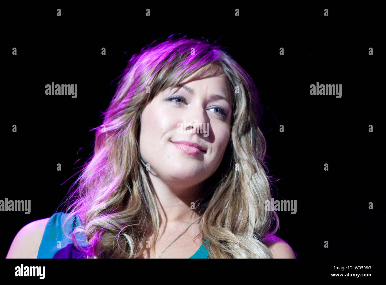 Colbie Caillat blickt auf das Publikum, als sie ihren Song "Bubbly führt", die im Rahmen der 10. jährlichen Jingle Bell Bash auf dem Tacoma Dome in Tacoma, Washington am 4. Dezember 2007. (UPI Foto/Jim Bryant). Stockfoto Colbie Caillat blickt auf das Publikum, als sie ihren Song "Bubbly führt", die im Rahmen der 10. jährlichen Jingle Bell Bash auf dem Tacoma Dome in Tacoma, Washington am 4. Dezember 2007. (UPI Foto/Jim Bryant). Stockfoto