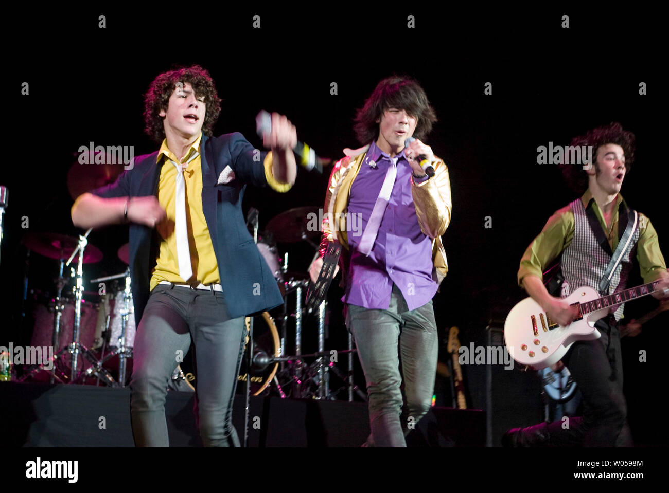 Die Jonas Brothers (L, R) Nick, Joe und Kevin ihre Hit 'Games' während des 10. jährlichen Jingle Bell Bash auf dem Tacoma Dome in Tacoma, Washington führen Sie am 4. Dezember 2007. (UPI Foto/Jim Bryant). Stockfoto Die Jonas Brothers (L, R) Nick, Joe und Kevin ihre Hit 'Games' während des 10. jährlichen Jingle Bell Bash auf dem Tacoma Dome in Tacoma, Washington führen Sie am 4. Dezember 2007. (UPI Foto/Jim Bryant). Stockfoto