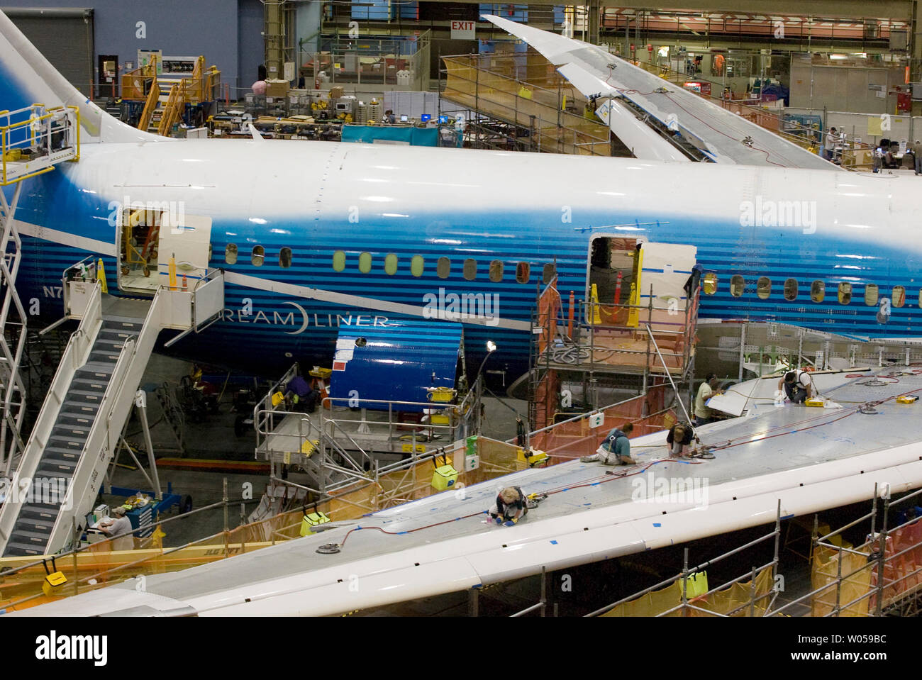 Boeing 787 Dreamliner Mitarbeiter einen sauberen Flügel im Werk des Unternehmens während Boeing Media Day am 19. Mai in Everett, Washington 2008. Der Dreamliner, die ersten neuen Boeing Jet in 14 Jahren, wird in den 42 Hektar grossen Fabrik gebaut und ist für seinen ersten Flug irgendwann spät in 2008 geplant. (UPI Foto/Jim Bryant) Stockfoto
