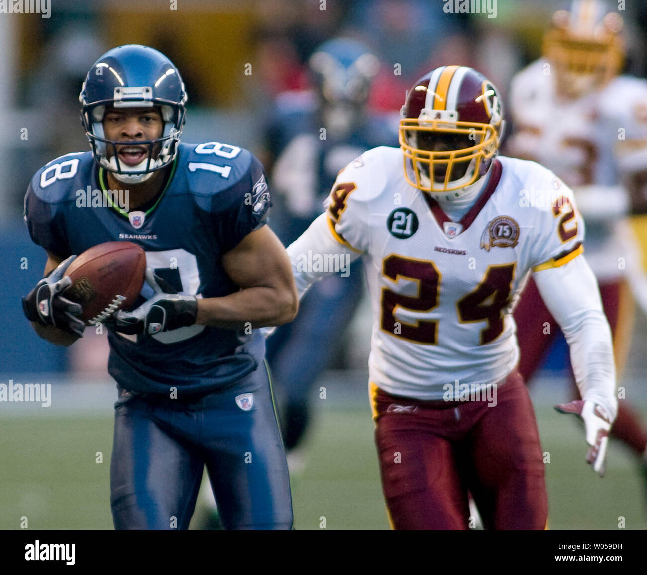 Breite Seattle Seahawks 'Empfänger K. Hackett Hols in einem 35 Yard-Pass von quarterback Matt Hasselbeck über Verteidigung Washington Redskins' cornerback Shawn Federn in der zweiten Hälfte der ersten Runde NFC Wildcard Endspiel Spiel bei Qwest Field in Seattle am 5. Januar 2008. Hackett verfing sich sechs Pässe für 101 Yards und erzielte einen Touchdown in die Seahawks 35-14 Gewinn über die Redskins. (UPI Foto/Jim Bryant). Stockfoto