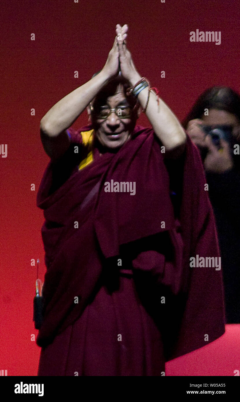 Der Dalai Lama erkennt der Gast, nachdem er auf Mitgefühl in der musik gesprochen, bevor ein Nutzen für die Samen des Mitgefühls Initiative in Seattle am 11. April 2008. (UPI Foto/Jim Bryant) Stockfoto