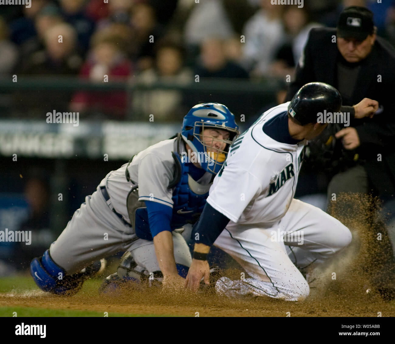 Kansas City Royals catcher John Buck (L) vermißt den Tag auf Seattle Mariners' Willie Bloomquist im vierten Inning im Safeco Field von Seattle 15. April 2008. Bloomquist zählte auf Jose Lopez das Opfer fliegen zum rechten Feld. Die Seemänner schlugen die Royals 11-6. (UPI Foto/Jim Bryant) Stockfoto