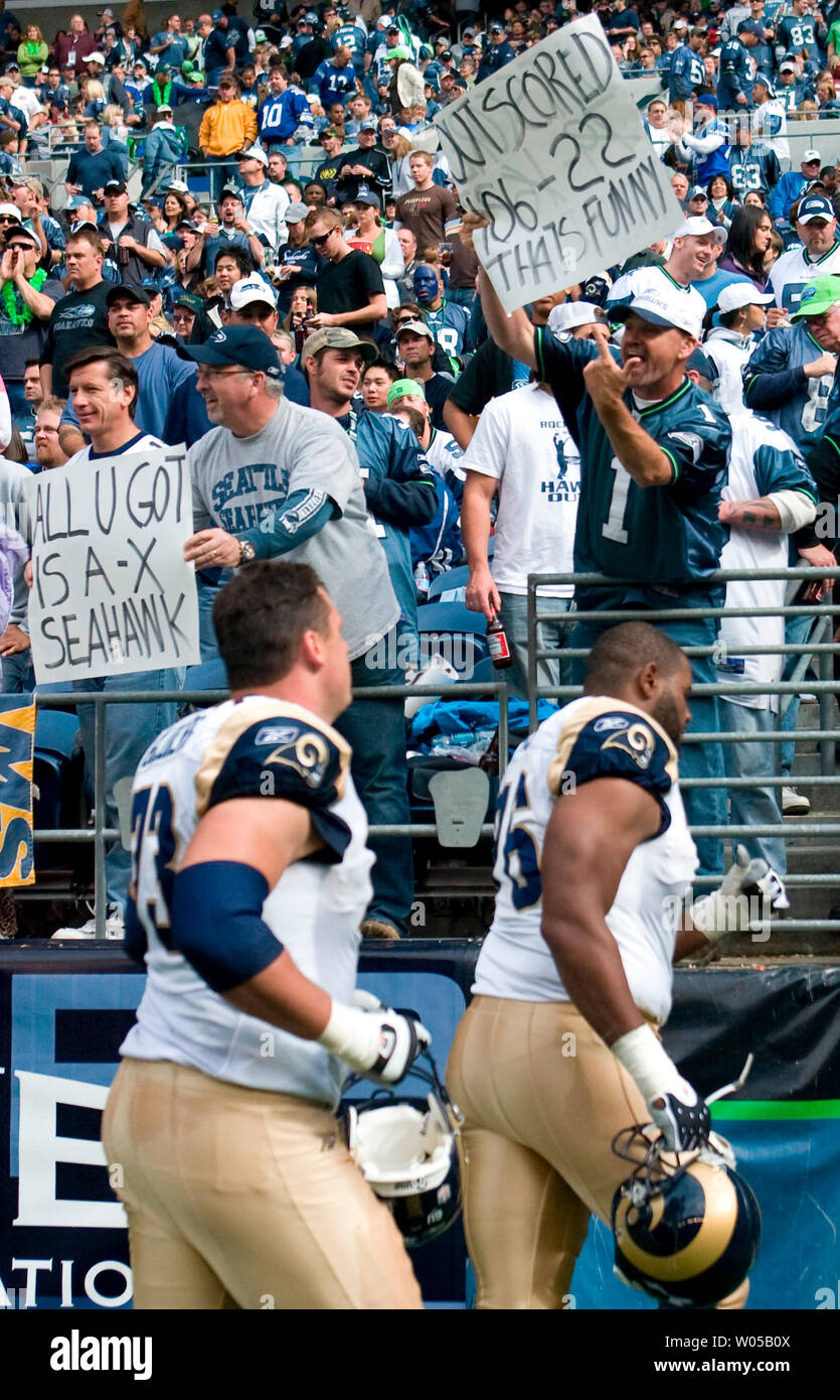 Seattle Seahawks Fans (L, R) Ron Lake, Rob Nelson, Willie Williams schildern, die zu den St. Louis RAM Spieler in der Qwest Field in Seattle am 21. September 2008. Die Seahawks schlagen die Rams 37-13. (UPI Foto/Jim Bryant) Stockfoto