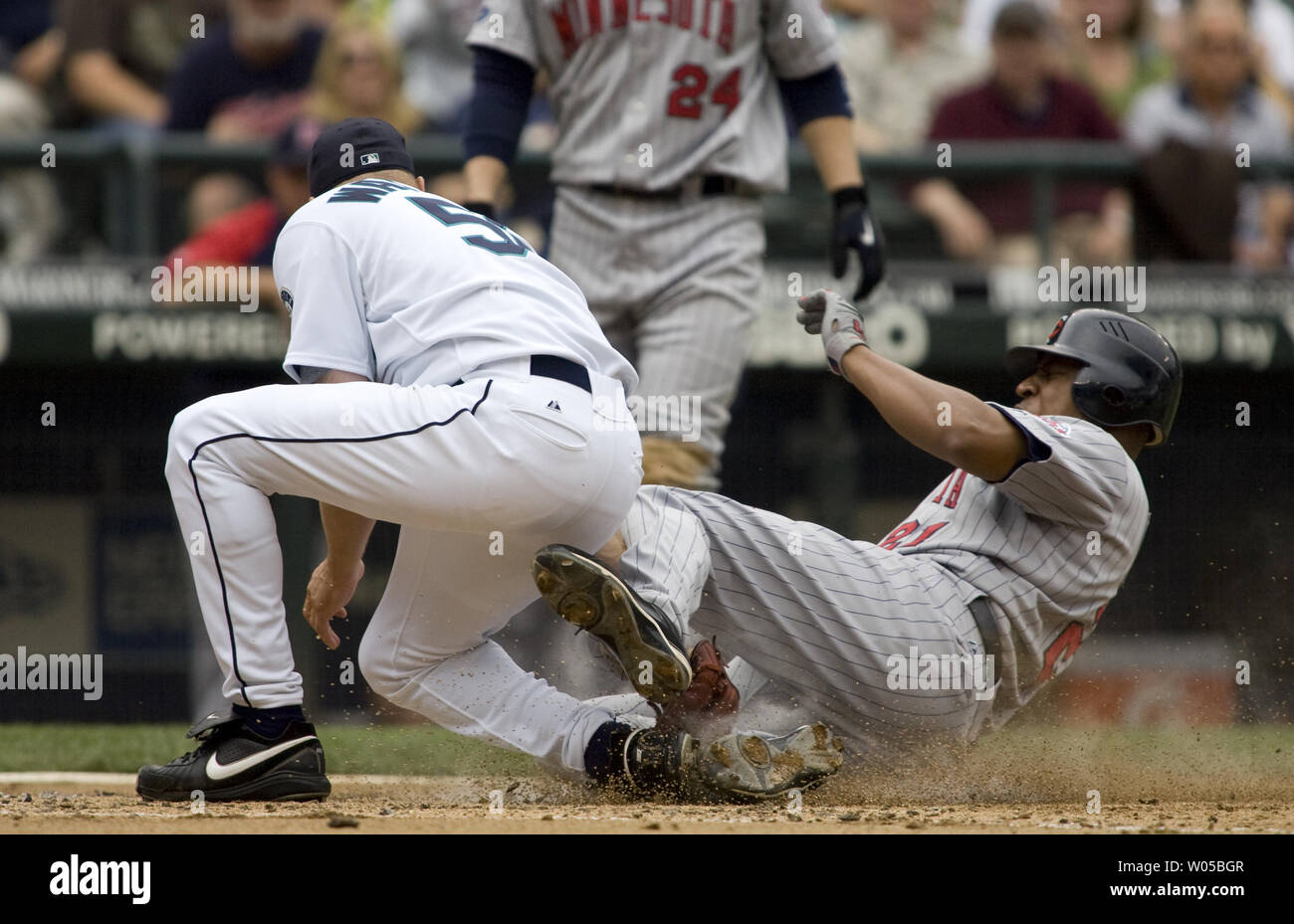 Seattle Mariners Krug Jarrod Washburn (L) setzt die Variable auf Minnesota Twins' Delmon Young zu Hause im dritten Inning im Safeco Field von Seattle am 6. Juni 2009. Die Seemänner schlugen die Zwillinge 2-1. (UPI Foto/Jim Bryant) Stockfoto