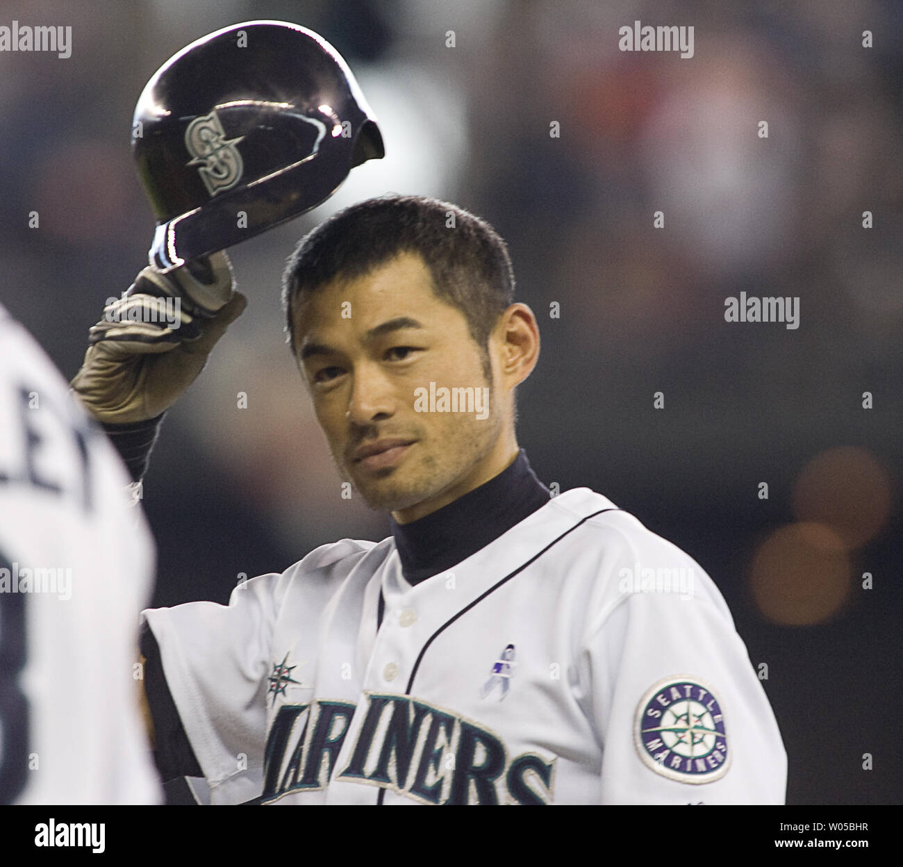 Ichiro Seattle Mariners' Suzuki bestätigt kleinlaut die Menge mit einem Tipp der GAP nach der Kollision mit einem Single die erste base line gegen Arizona Diamondbacks im fünften Inning im Safeco Field von Seattle am 21. Juni 2009. Suzuki seine 1.900 th Major League schlagen auf einem 70-Fuß-Walze nach unten die erste Base Line. Die Seemänner schlugen die Diamantmarkierungen 3-2. (UPI Foto/Jim Bryant) Stockfoto