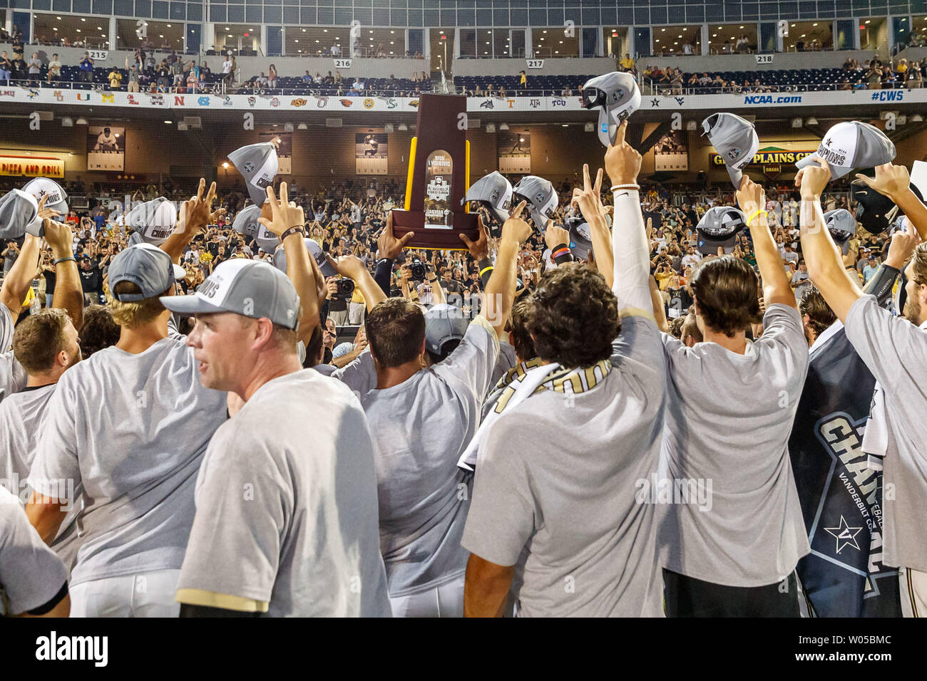 Omaha, NE USA 26 Juni, 2019. Vanderbilt Spieler heben ihre nationale Meisterschaft Trophäe an die Fans nach dem Spiel 3 der 2019 NCAA Men's College World Series zwischen den Michigan Wolverines vs Vanderbilt Commodores am TD Ameritrade Park in Omaha, NE. Teilnahme: 20,007. Vanderbilt gewann 8-1. Michael Spomer/Cal Sport Media/Alamy leben Nachrichten Stockfoto