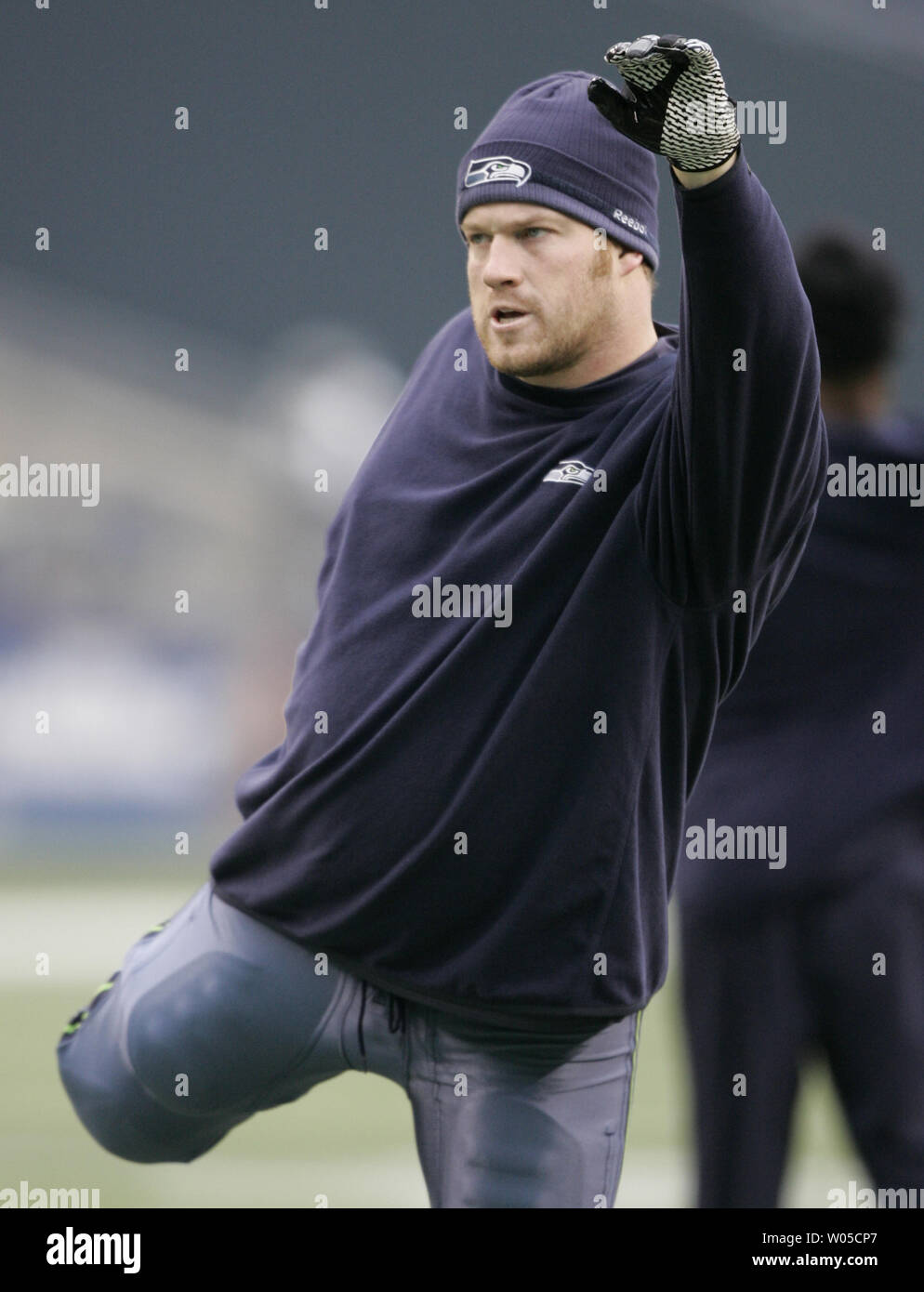 Defensive Seattle Seahawks" Craig Terrill erstreckt sich vor ihrem NFC von wild-card Playoff Spiel gegen die New Orleans Saints am Samstag, den 8. Januar 2011 in der Qwest Field in Seattle. (UPI/Jim Bryant) Stockfoto
