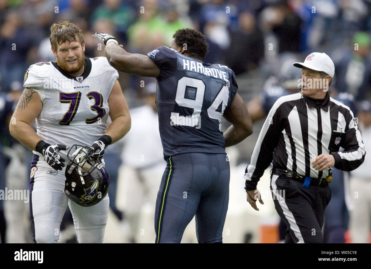 Schiedsrichter Scott Green, Recht, Uhren Seattle Seahawks defensiver Anthony Hargrove, Mitte, Pat die Schulterpolster der Baltimore Ravens gegen Mark Yanda bei Änderung des Besitzes im dritten Quartal bei CenturyLink Feld in Seattle, Washington am 13. November 2011. Die Seahawks schlagen die Ravens 22-17. UPI/Jim Bryant Stockfoto