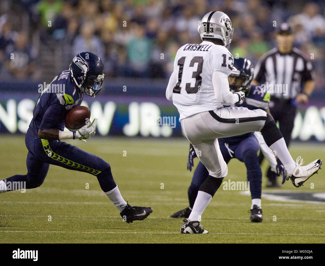 Seattle Seahawks cornerback Jeremy Lane fängt einen Pass für Oakland Raiders wide receiver Brandon Carswell in einer Pre-Saison Spiel bei CenturyLink Feld in Seattle, Washington, am 30. August 2012. Die Seahawks schlagen die Räuber 21-3. UPI/Jim Bryant Stockfoto