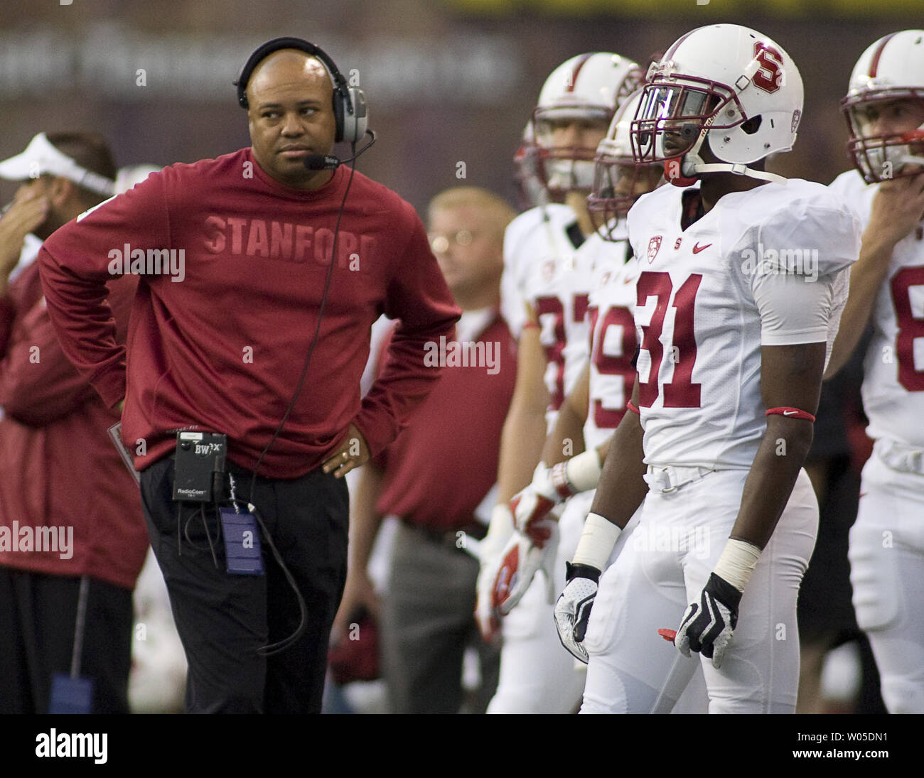 Stanford Head Coach David Shaw Wanderungen Abseits in einem College Football Spiel gegen die Washington Schlittenhunde an CenturyLink Feld in Seattle, Washington am 27. September 2012. Washington verärgert die Rang acht Stanford 17-13. UPI/Jim Bryant Stockfoto