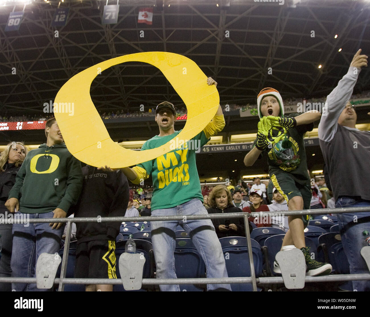 Oregon Fans feiern Ihre 51-26 Sieg über die Washington State Cougars bei CenturyLink Feld in Seattle, Washington am 29. September 2012. UPI/Jim Bryant Foto. Stockfoto