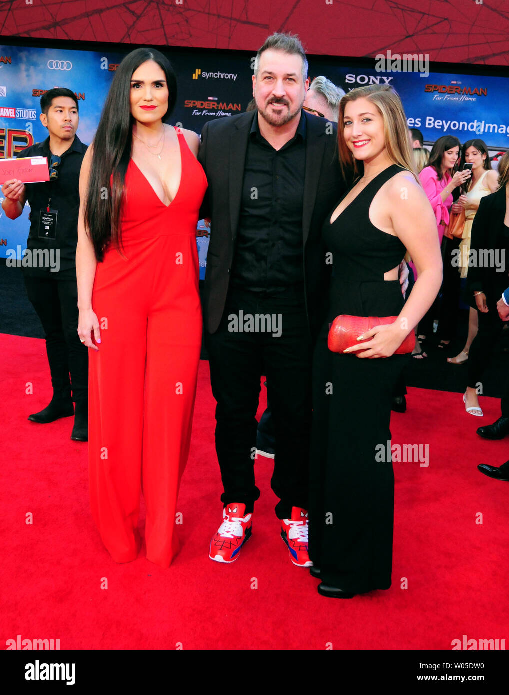 Hollywood, Kalifornien, USA 26 Juni2019 Izabel Araujo, Sänger Joey Fatone und Tochter Briahna Joely Fatone besuchen Columbia Pictures die Weltpremiere von 'Spider-Man weit weg von zu Hause" präsentiert am 26. Juni 2019 in TCl Chinese Theatre in Hollywood, Kalifornien, USA. Foto von Barry King/Alamy leben Nachrichten Stockfoto