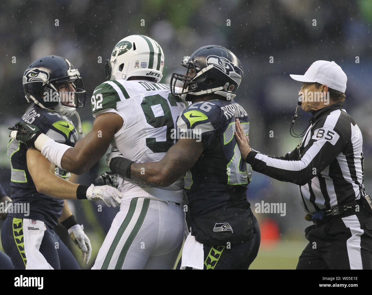 Seattle Seahawks Michael Robinson (26.) und Schiedsrichter ED Hochuli (85) Versuchen Sie zu trennen, New York Jets Linebacker Marcus Dowtin (92) von freien Sicherheit Chris Maragos bei einem Handgemenge nach einem Start am CenturyLink Feld in Seattle, Washington am 11. November 2012. Die Seattle Seahawks schlagen die New York Jets 28-7. UPI/Jim Bryant Stockfoto