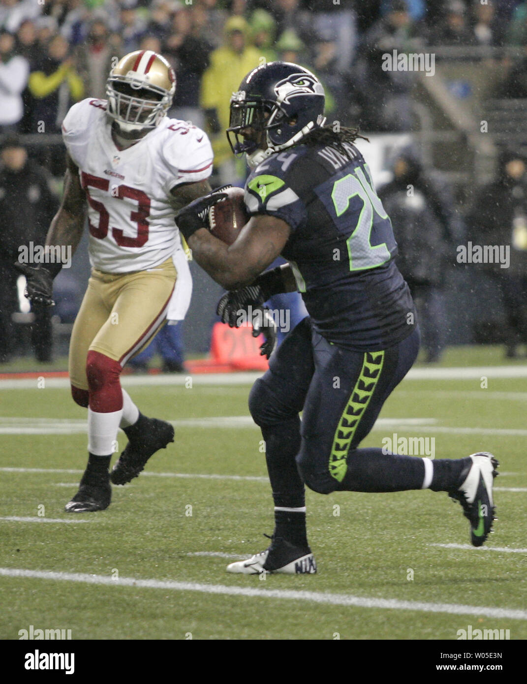 Seattle Seahawks zurück laufen Marshawn Lynch Kerben seinen zweiten Touchdown im ersten Quartal auf einen Pass von Russell Wilson gegen die San Francisco 49ers bei CenturyLink Feld in Seattle, Washington am 23. Dezember 2012. UPI/Jim Bryant Stockfoto