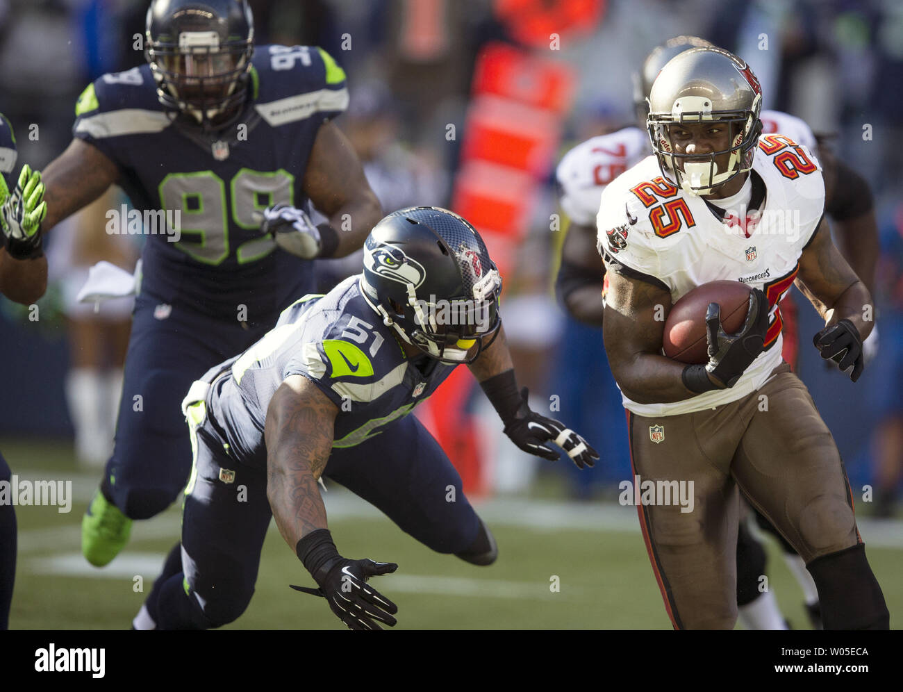 Tampa Bay Buccaneers zurück laufen Mike James läuft weg von Seattle Seahawks linebacker Bruce Irvin (51) im dritten Quartal bei CenturyLink Feld in Seattle, Washington, am 3. November 2013. Die Seahawks schlagen die Buccaneers 27-24 in den überstunden. UPI/Jim Bryant Stockfoto