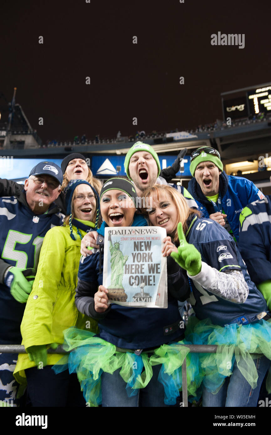 Seattle Seahawks Fans jubeln auf die Seahawks gegen die San Francisco 49ers im NFC Championship Game an Centurylink Feld in Seattle, Washington, am 19. Januar 2014. Seahawks schlagen die 49ers 23-17. UPI/John Lill Stockfoto