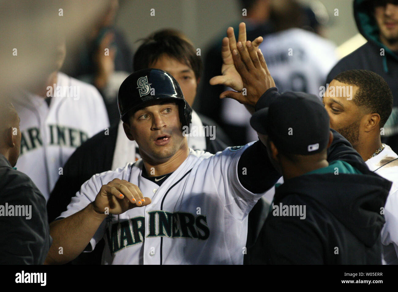 Mike Seattle Mariners' Zunion ist hoch im Dugout fived nach dem Scoring einen Durchlauf im siebten Inning das Spiel mit den New York Yankees am 10. Juni 2014 im Safeco Field von Seattle zu binden. Die Yankees ging in die Seemänner 3-2 schlagen. UPI/Jim Bryant Stockfoto