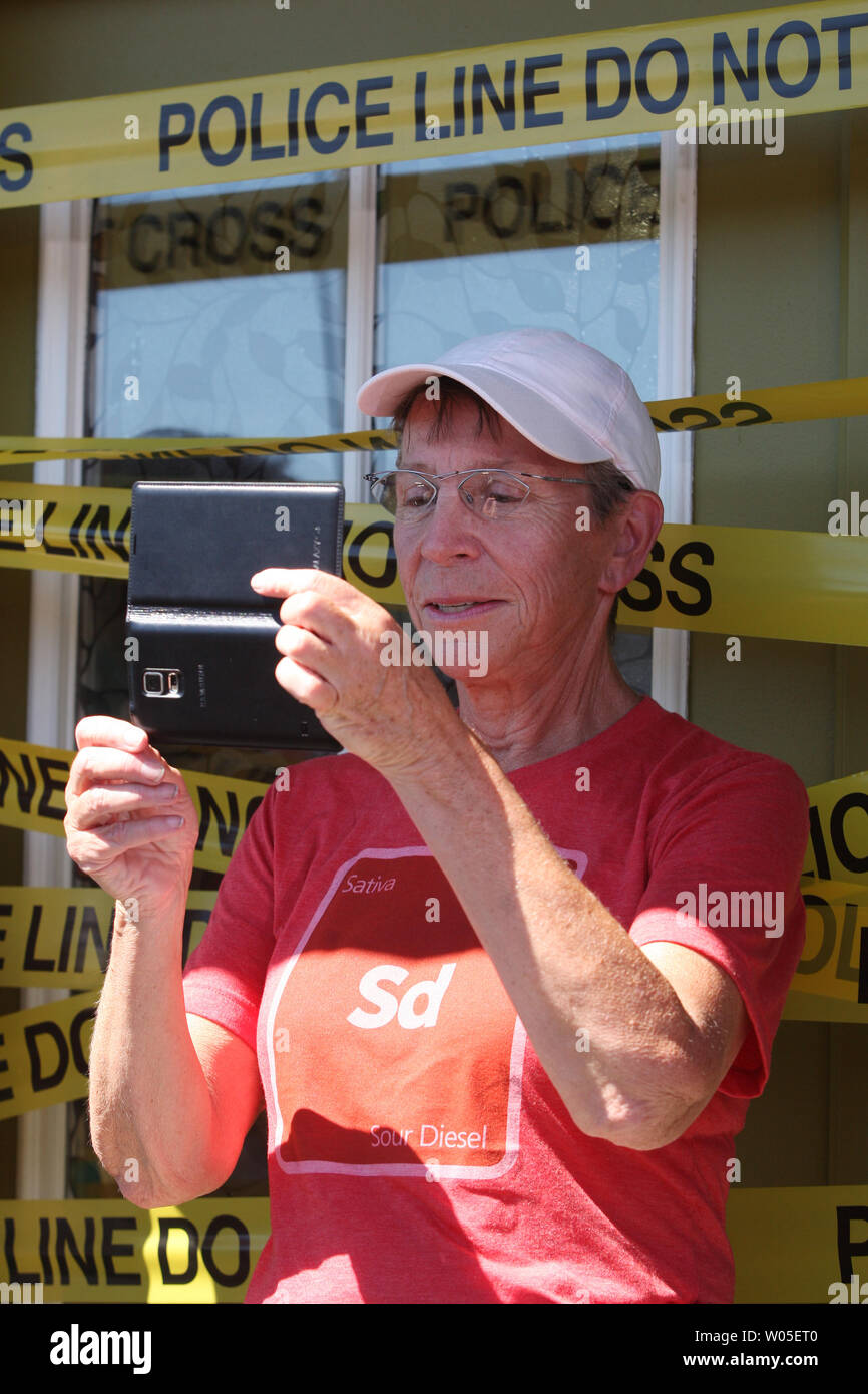 Rentner Deborah Greene, 65, nimmt ein Bild von den Medien, die sich mit Cannabis Stadt, WashingtonÕs erste Freizeit Marihuana speichert Juli 8, 2014 in Seattle zu öffnen. Greene, Großeltern die ersten gestern in Linie war seit 15:00 Uhr Rechtliche Marihuana zu kaufen. Eigentümer James Lathrop erwartet, dass alle 10 Pfund pot" bei $ 15 bis $ 20 pro Gramm zu verkaufen. Lathrop und seine Business Manager hatte so viele wie 16 Stunden am Tag das Geschäft für seinen ersten Kunden vorbereiten. Er sagte, dass Cannabis Stadt seinen Zweistündigen staatlichen Inspektion in der vergangenen Woche übergeben. UPI/Jim Bryant ................................................ Stockfoto