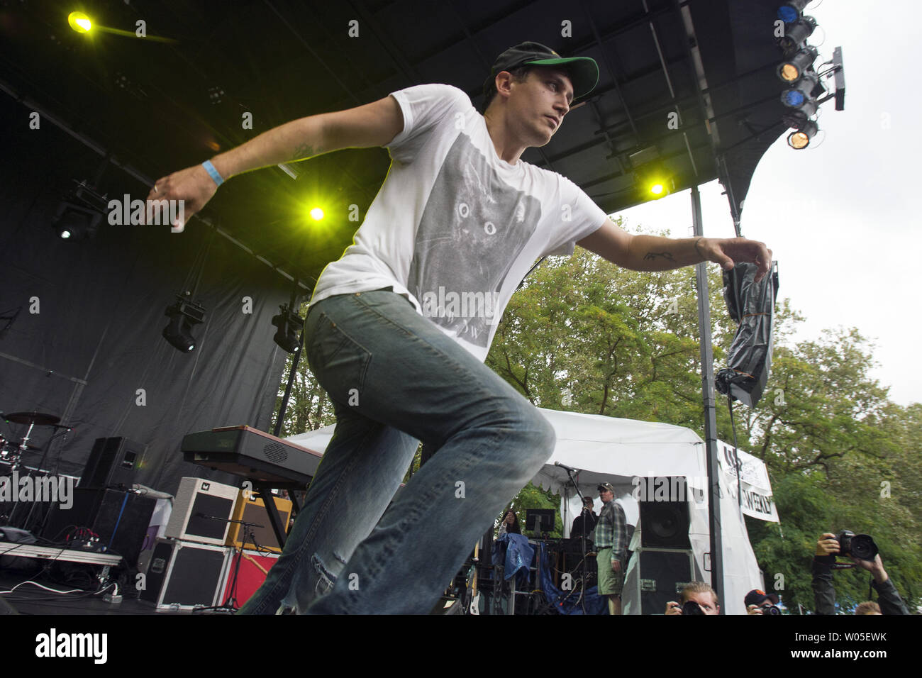 Die einsamen Wald Gitarristen und Sänger John Van Deusen wird fertig, von der Bühne zu springen nach Ihrem letzten Song während der 30. jährliche internationale Musik und Kunst Bumbershoot Festival August 30, 2014 in Seattle. UPI/Jim Bryant Stockfoto