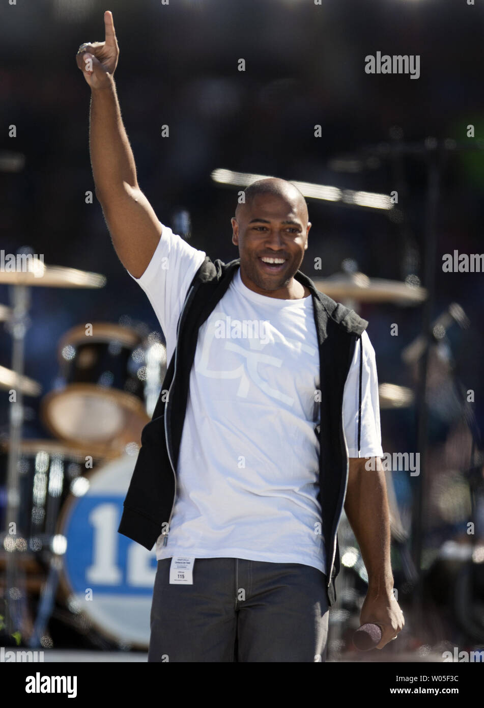 Ehemalige Seattle Seahawks zurück läuft Shaun Alexander Pumpen bis der Menschenmenge vor Seattle - Eingeborene und Grammy Award-winning Band Soundgarden und Grammy Award-Sänger gewinnen, Song-Writer und Produzent Pharrell Williams während der NFL Kickoff 2014 von Xbox an CenturyLink Feld am 4. September in Seattle 2014 vorgestellt. UPI/Jim Bryant Stockfoto