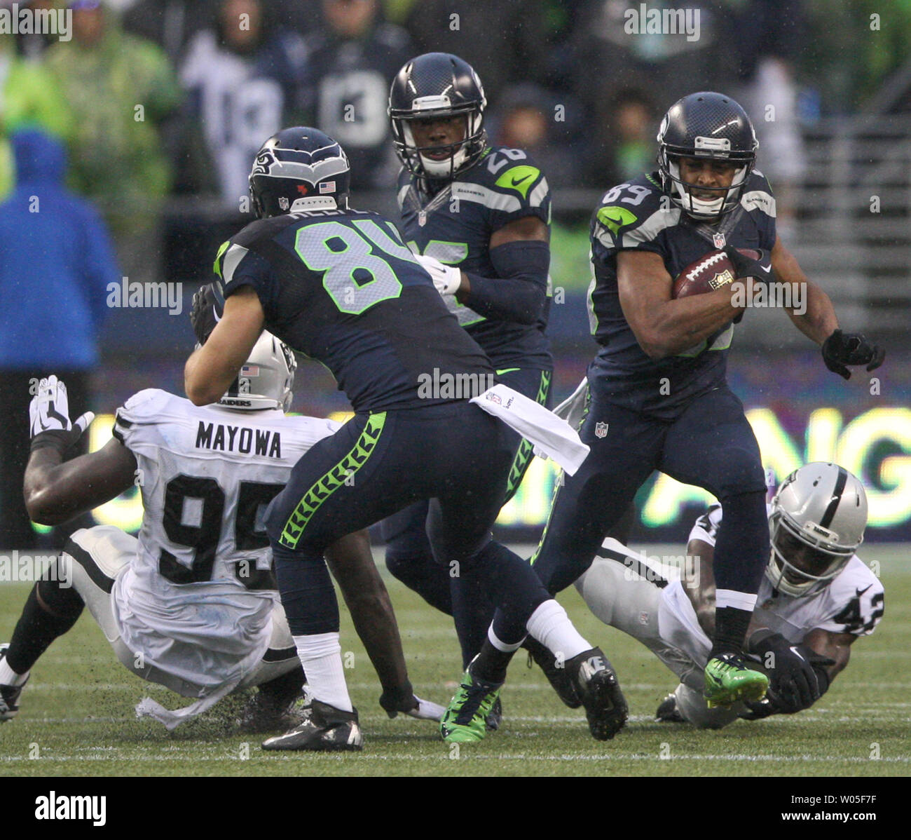 Seattle Seahawks Stocherkahnrückkehr Spezialisten Doug Baldwin (89) liefert einen Stocherkahn 37 Yards gegen die Oakland Raiders während des vierten Quartals bei CenturyLink Feld in Seattle, Washington, am 2. November 2014. Die Seahawks schlagen die Räuber 30-24 in Seattle. UPI/Jim Bryant Stockfoto