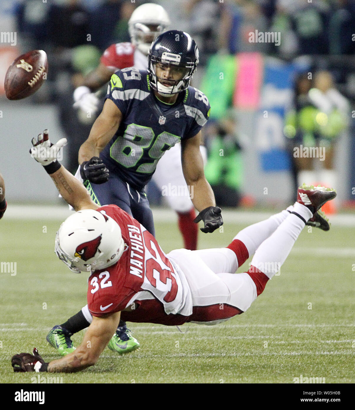 Arizona Cardinals Tyrann Mathiew (32) Bricht ein Pass für die Seattle Seahawks wide receiver Doug Baldwin (89) an: CenturyLink Feld in Seattle, Washington am 15. November 2015. Die Kardinäle schlagen die Seahawks 39-32. Foto von Jim Bryant/UPI Stockfoto