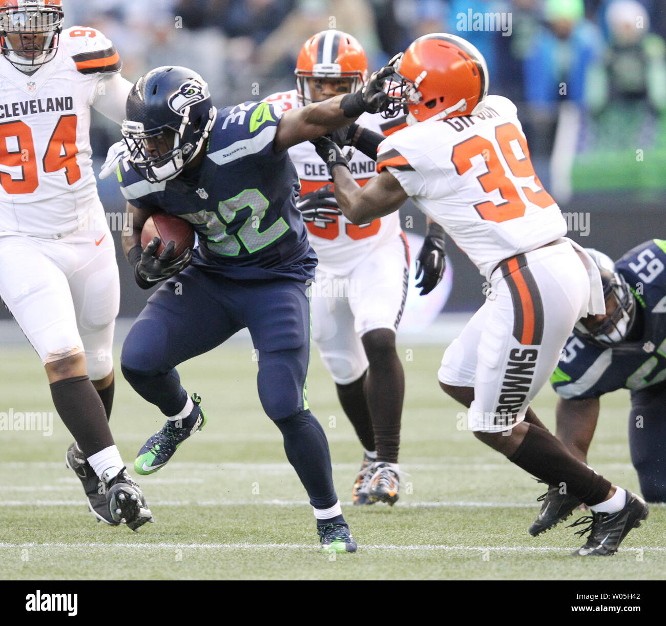 Seattle Seahawks zurück läuft, Christine Michael (32) steif arme Cleveland Browns Defensive zurück Tashaun Gipson (39) an: CenturyLink Feld in Seattle, Washington am 29. November 2015. Die Seahawks klammerte ihre vierte gerade Endspielanlegeplatz in vier Jahreszeiten durch das Schlagen der Browns 30-13. Foto von Jim Bryant/UPI Stockfoto