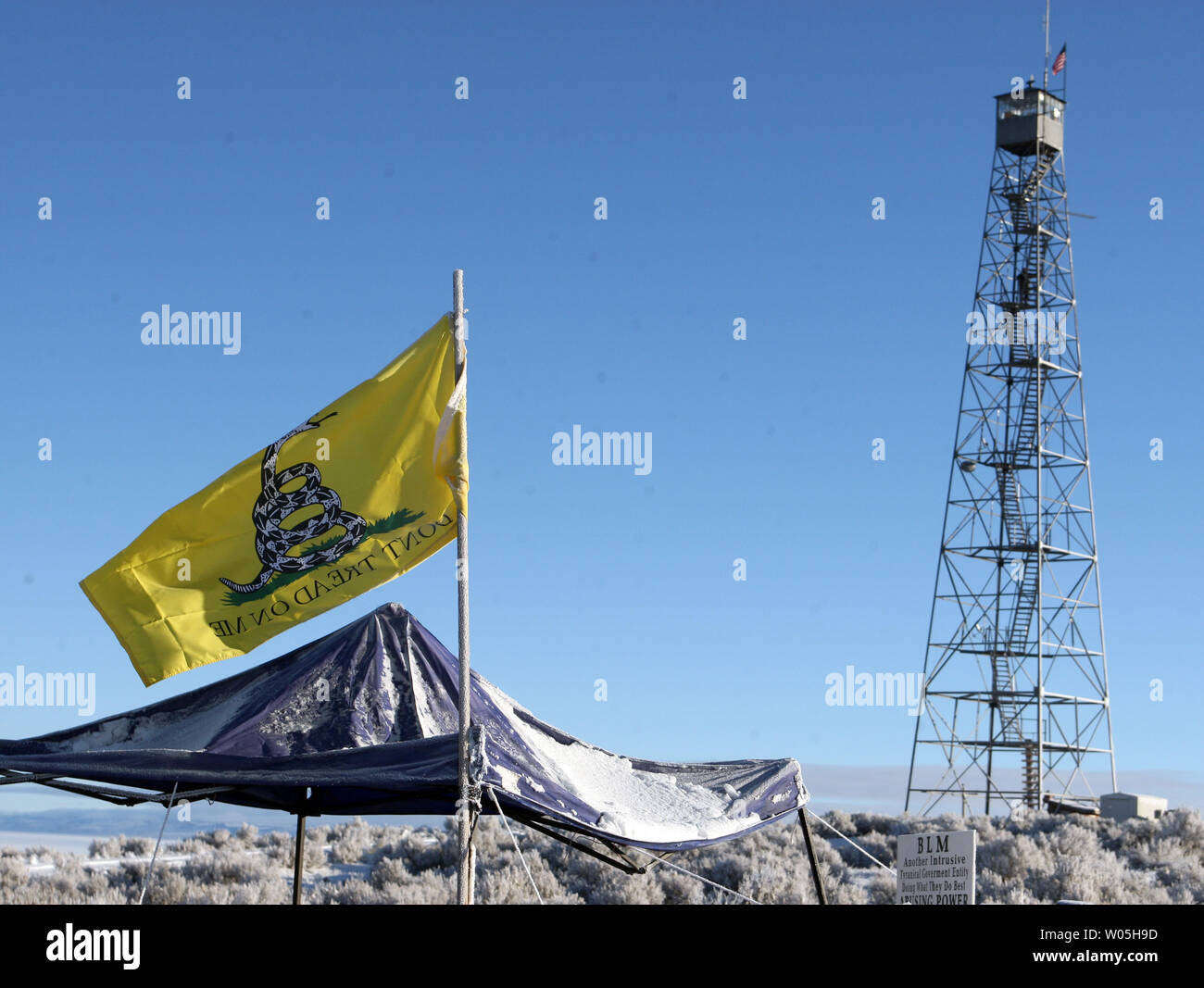 Eine nicht auf Mich flag Dateien vor dem Eingang zum Malheur National Wildlife Reserve am 15. Januar 2016 Lesen in Burns, Oregon. Ammon Bundy und über 20 anderen Demonstranten übernahm die Zuflucht auf Jan. 2 Nach einer Rallye die Inhaftierten lokalen Viehzüchter Dwight Hammond jr., und sein Sohn, Steven Hammond zu unterstützen. Foto von Jim Bryant/UPI Stockfoto