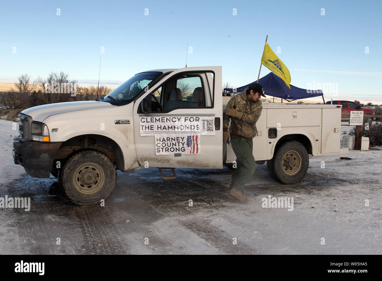 Eine Aktivisten ziehen Wache im Malheur National Wildlife Reserve am 15. Januar in Burns, Oregon 2016. Ammon Bundy und über 20 anderen Demonstranten übernahm die Zuflucht auf Jan. 2 Nach einer Rallye die Inhaftierten lokalen Viehzüchter Dwight Hammond jr., und sein Sohn, Steven Hammond zu unterstützen. Foto von Jim Bryant/UPI Stockfoto