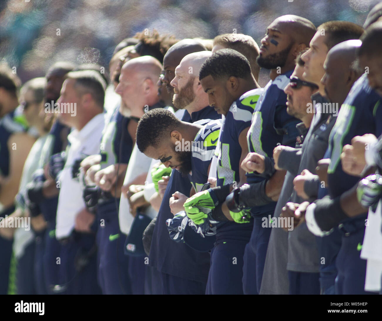 Seattle Seahawks freie Sicherheit Earl Thomas (Mitte, Kopf gesenkt) links Arme mit seinen Mannschaftskameraden während dem Spielen der Nationalhymne vor dem Spiel gegen die Miami Dolphins in Seattle CenturyLink Feld am 11. September 2016. Foto von Jim Bryant/UPI Stockfoto