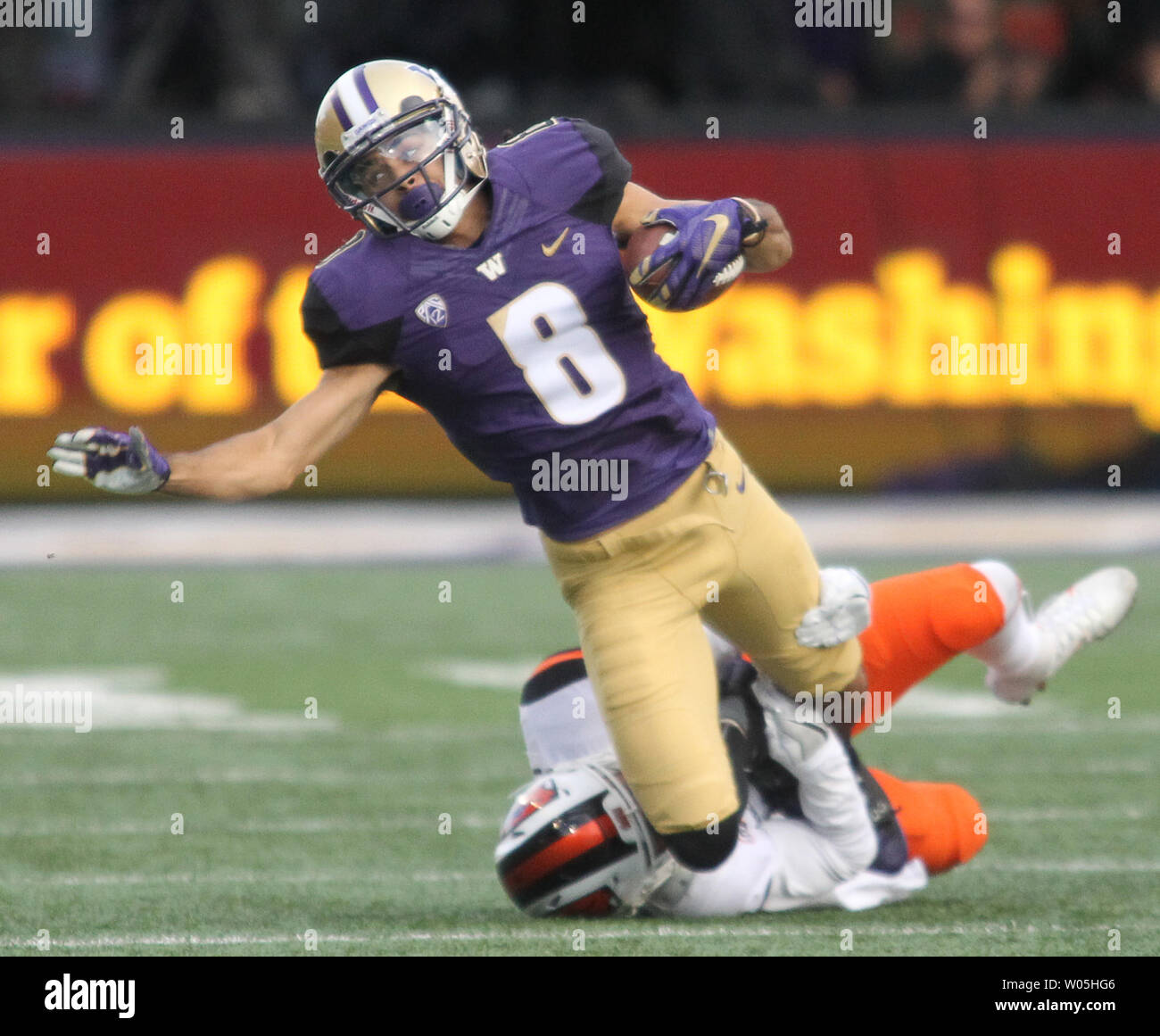 Washington Huskies wide receiver Dante Pettis (8) in den von der Oregon State Beavers Ecke zurück Rahmel Dockery (8 Nach dem Fang einen Pass für 41 Yards im zweiten Quartal bei Husky Stadium Oktober 22, 2016 in Seattle. Pettis gefangen 4 Pässe für 112 Yards und zählte zwei Touchdown in die Schlittenhunde 41-17 über den Bibern zu gewinnen. Foto von Jim Bryant/UPI Stockfoto
