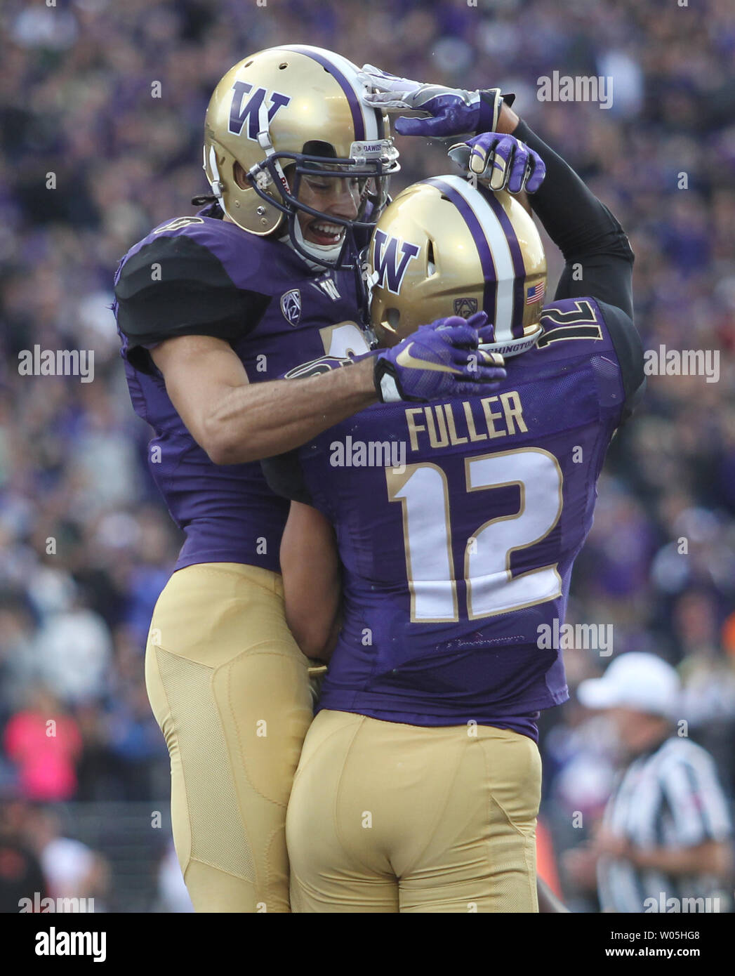 Washington Huskies wide receiver Dante Pettis (8) feiert mit Schlittenhunden wide receiver Aaron Fuller (12) nach dem Fang seinen zweiten Touchdown Pass von das Spiel im dritten Quartal bei Husky Stadium Oktober 22, 2016 in Seattle. Pettis gefangen 4 Pässe für 112 Yards und zählte zwei Touchdown in die Schlittenhunde 41-17 über den Bibern zu gewinnen. Foto von Jim Bryant/UPI Stockfoto