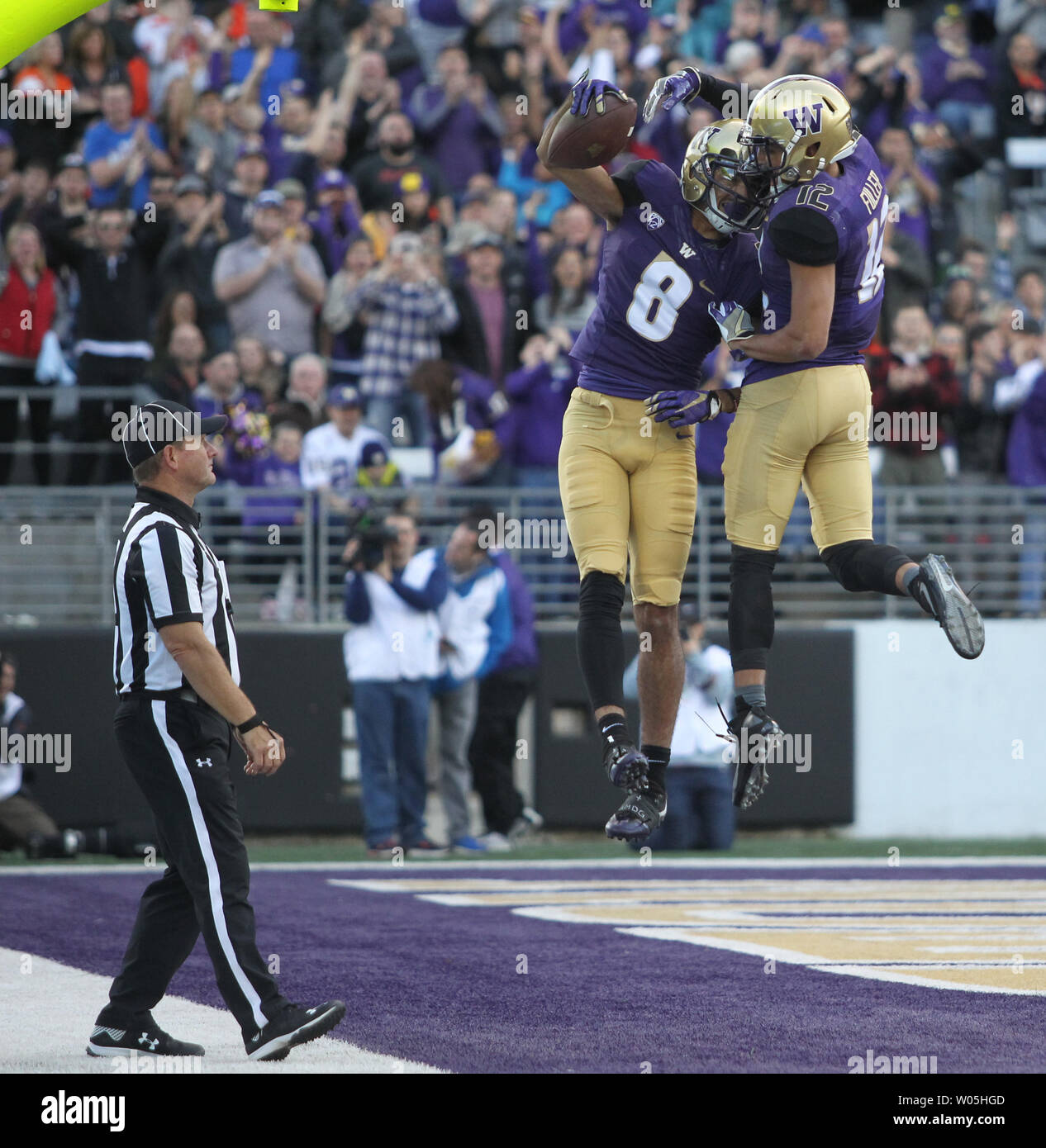 Washington Huskies wide receiver Dante Pettis (8) feiert mit Schlittenhunden wide receiver Aaron Fuller (12) nach dem Fang seinen zweiten Touchdown Pass von das Spiel im dritten Quartal bei Husky Stadium Oktober 22, 2016 in Seattle. Pettis gefangen 4 Pässe für 112 Yards und zählte zwei Touchdown in die Schlittenhunde 41-17 über den Bibern zu gewinnen. Foto von Jim Bryant/UPI Stockfoto