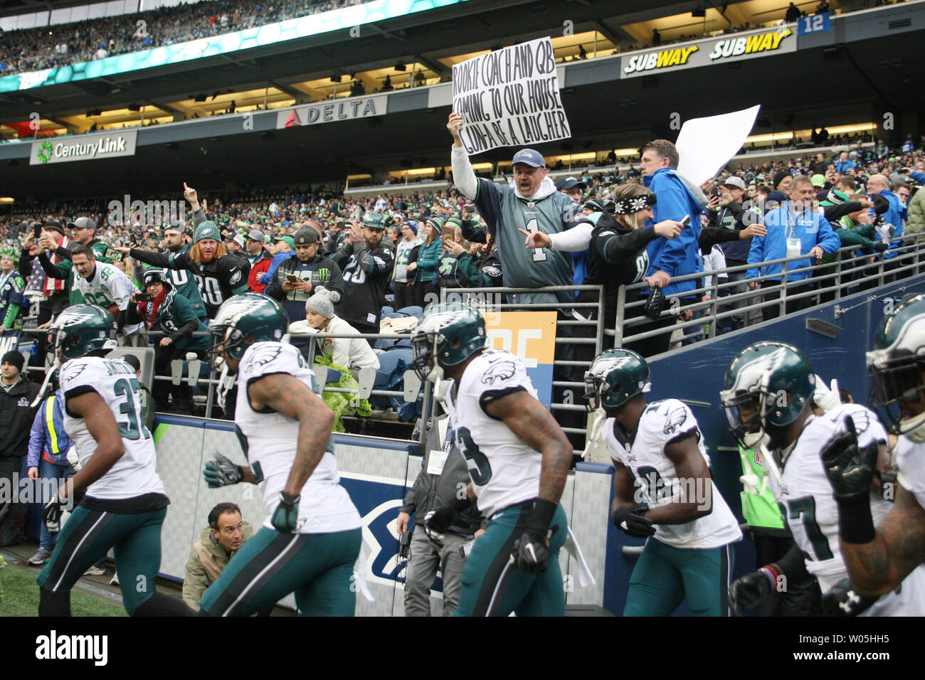 Seattle Seahawks fan Rob Larsen hält ein Zeichen und Sticheleien die Philadelphia Eagles als fahren die Besucher Schließfachraum an CenturyLink Feld in Seattle, Washington am 20. November 2016. Seahawks schlagen die Adler 26-15. Foto von Jim Bryant/UPI Stockfoto