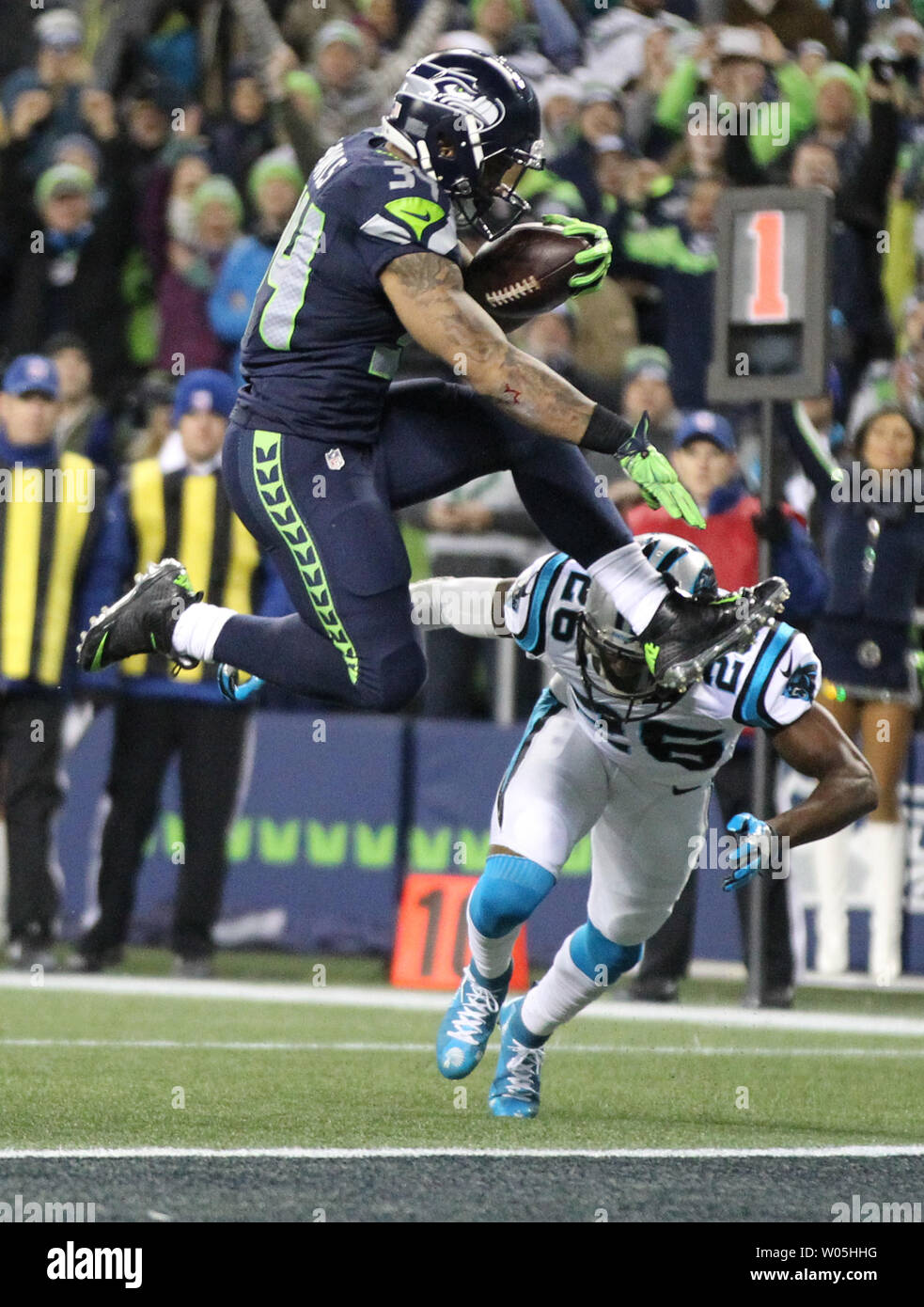 Seattle Seahawks zurück laufen Thomas Rawls (34) Hürden Carolina Panthers cornerback Daryl Worley (26) Auf dem Weg zu einem 8 Yard Touchdown im ersten Quartal bei CenturyLink Feld in Seattle, Washington am 4. Dezember 2016. Die Seahawks führen 23-7 an der Hälfte. Foto von Jim Bryant/UPI Stockfoto