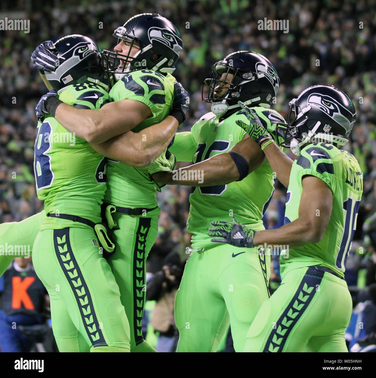 Seattle Seahawks tight end Lukas Willson (82) feiert mit Seattle Seahawks tight end Jimmy Graham (88) Festes Ende Brandon Williams (86) und Wide Receiver Tyler Lockett (16) Nach dem Zählen auf einem 8 Yard Touchdown Pass von Quartal Russell Wilson an CenturyLink Feld in Seattle, Washington am 15. Dezember 2016. Die Seahawks führen die Rams 10-3 an Halbzeit. Foto von Jim Bryant/UPI Stockfoto